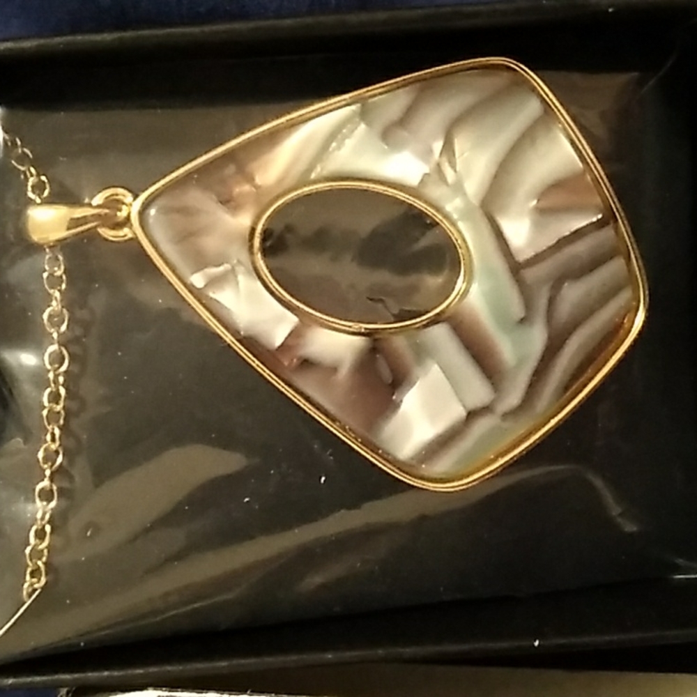 Avon Serene Shimmer Pendant Necklace